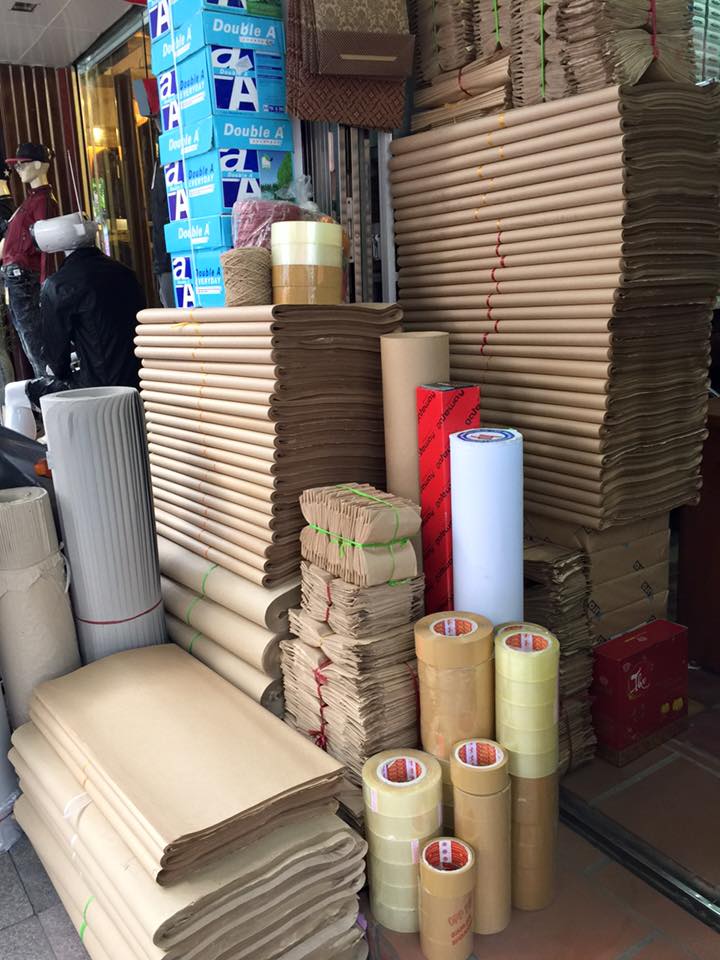 Đi mua giấy xi măng gói hàng