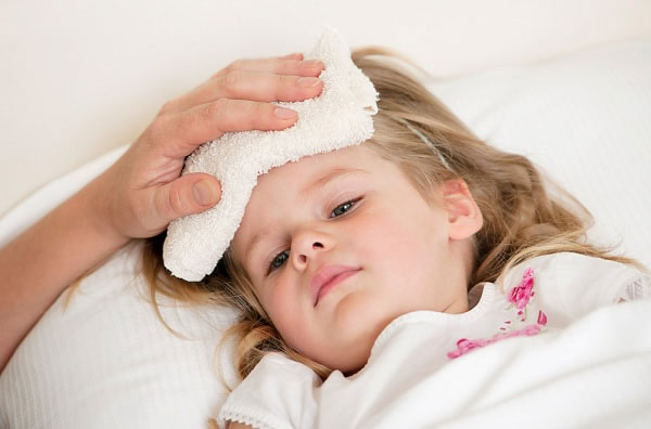Mẹ cần làm gì khi trẻ bị sốt
