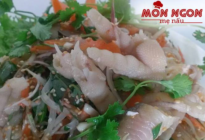 Làm nộm chân gà rút xương