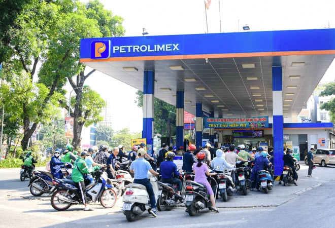 Đổ xăng chờ lâu thể nhỉ